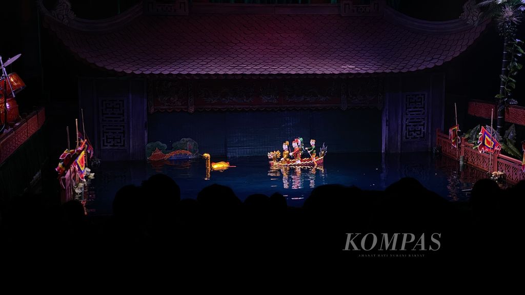 Adegan saat raja Le Loi bertemu dengan kura-kura di danau dan menyerahkan pedang ajaib kepada kura-kura ditampilkan dalam drama boneka di Thang Long Water Puppet Theater, Hanoi, Vietnam, Jumat (20/5/2022). Pertunjukan <i>water puppet </i>yang menyerupai pertunjukan wayang golek di Indonesia ini menceritakan tentang Raja Le Loi yang mengembalikan pedang sakti kepada Raja Naga melalui bantuan kura-kura di Danau Hoan Kiem.