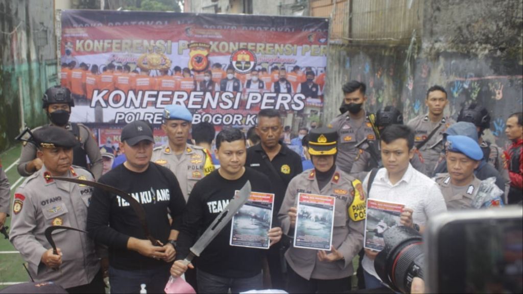 Satuan Reserse dan Kriminal Polresta Bogor menunjukkan barang bukti senjata tajam yang digunakan kelompok pemuda untuk mengancam warga kampung di Gang Muha, Kelurahan Menteng, Kota Bogor, Kamis (22/12/2022) dini hari. 