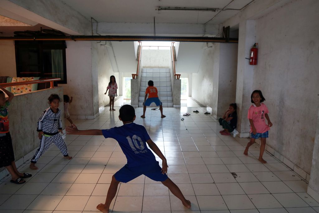 A number of children play in the hallway of Rusunawa Marunda, North Jakarta, Wednesday (12/10/2022). Not infrequently they play in air polluted by coal ash.