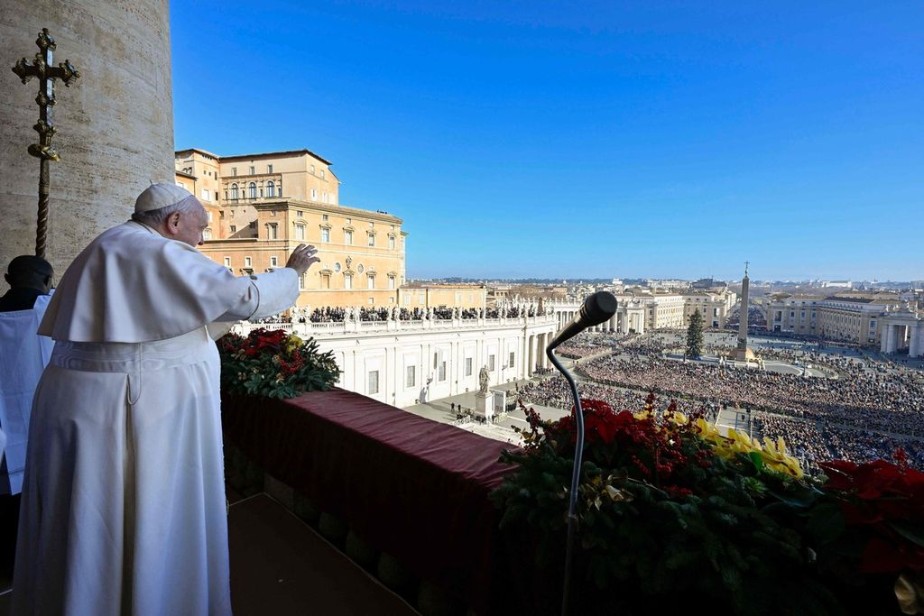Paus Fransiskus memberikan berkat Natal <i>Urbi et Orbi</i> atau berkat untuk Kota dan Dunia dari balkon Basilika Santo Petrus, Vatikan, Minggu (25/12/2022). 