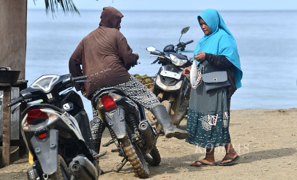 Residents buy fresh fish caught by fishermen in Kawasi Village, Obi Island, South Halmahera, North Maluku, on Sunday (11/26/2023). Various types of fish caught by fishermen include tuna, skipjack, red snapper, grouper, and barramundi.