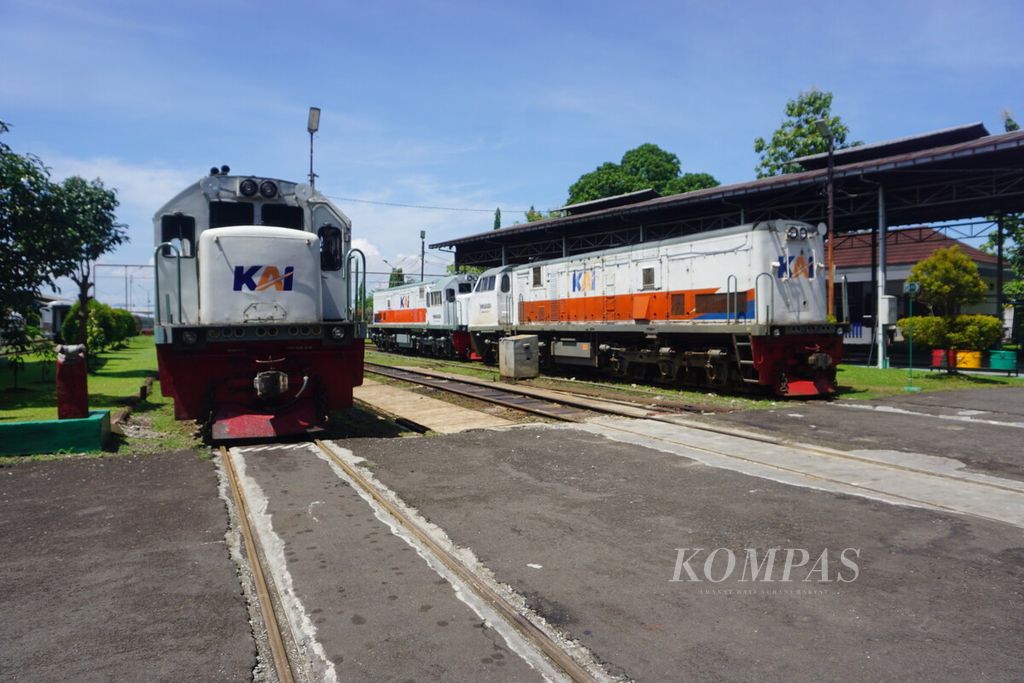 Ilustrasi: Para petugas sedang mengecek lokomotif di Depo Lokomotif Purwokerto, Kabupaten Banyumas, Jawa Tengah, Selasa (21/3/2023). Ada 29 lokomotif dan 165 kereta dari Daop 5 Purwokerto yang akan melayani penumpang saat Lebaran.
