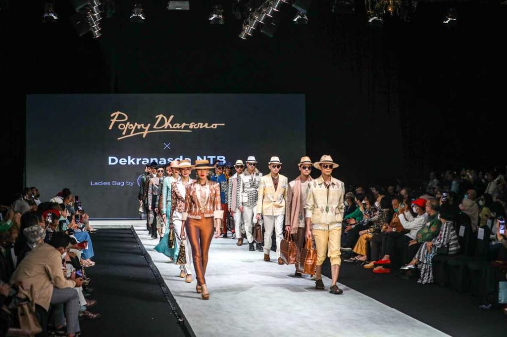 Peragaan busana digelar kembali pada penutupan Indonesia Fashion Week 2022 di Jakarta Convention Center, Minggu (17/4/2022). 