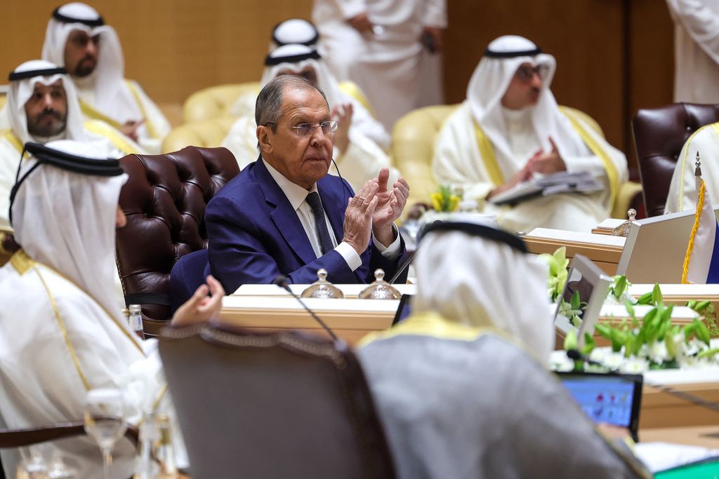 Menteri Luar Negeri Rusia Sergey Lavrov (tengah) menghadiri pertemuan Dewan Kerja Sama Teluk-Rusia untuk Dialog Strategis di Riyadh, Arab Saudi, Senin (9/9/2024). 