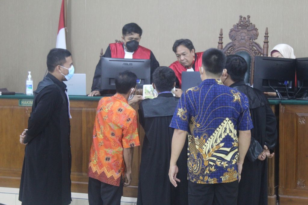 Saksi Stevanus Isa (baju batik merah) maju ke depan hakim sidang untuk menunjukkan foto proses pengukuran jalan yang menjadi obyek perkara pada, Kamis (19/5/2022). 