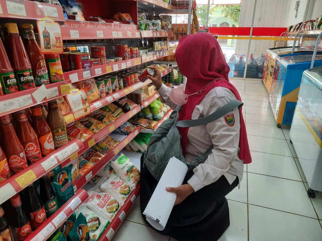 Petugas mengecek tanggal kedaluwarsa pada makanan yang dijual di salah satu minimarket di Kabupaten Batang, Jawa Tengah, Selasa (13/12/2022). Makanan yang kedaluwarsa diimbau untuk tidak dijual lagi. 