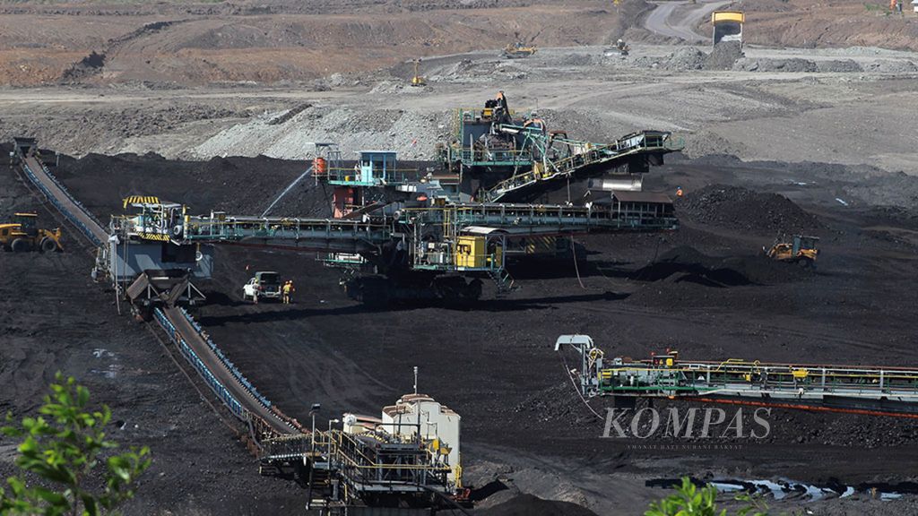 Aktivitas penambangan batubara di PT Bukit Asam Tbk (Persero) yang berlokasi di Tanjung Enim, Kecamatan Lawang Kidul, Kabupaten Muara Enim, Sumatera Selatan, Kamis (14/12). Setiap tahun, PTBA mampu memproduksi batubara antara 25 juta ton dan 30 juta ton setiap tahunnya.