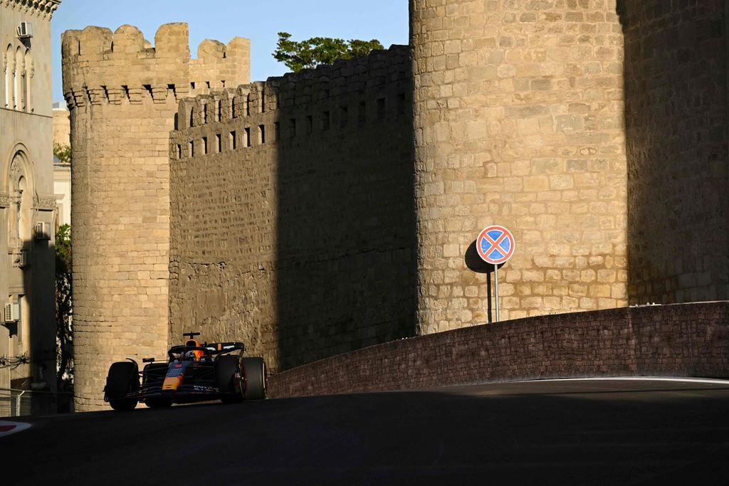 Pebalap tim Red Bull Racing Max Verstappen memacu mobilnya dalam balap sprint Formula 1 Seri Azerbaijan di Sirkuit Kota Baku, Baku Sabtu (29/4/2023).