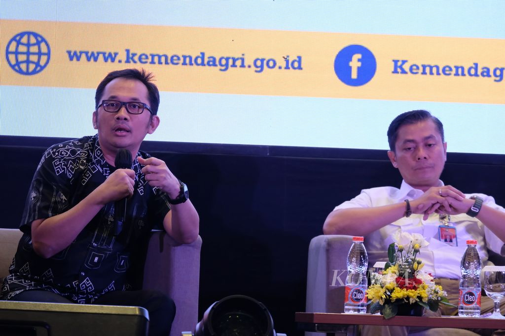 Sutradara Hanung Bramantyo (kiri) dan Direktur Lembaga Kemasyarakatan dan Adat Desa, PKK, dan Posyandu Kementerian Dalam Negeri TB Chaerul Dwi Sapta (kanan) di Jakarta, Selasa (28/11/2023).
