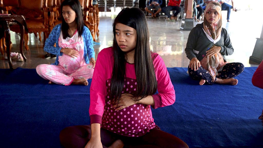 Sejumlah ibu hamil mempraktikkan senam yoga khusus bagi ibu hamil di Pendopo Si Panji Kabupaten Banyumas, Jawa Tengah, MInggu (11/10/2015).