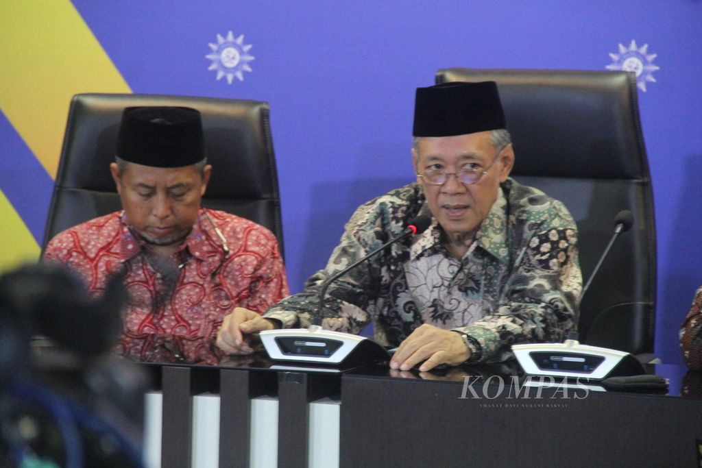 Ketua Pimpinan Pusat Muhammadiyah Syamsul Anwar (kanan) memberikan penjelasan alam acara temu media, Selasa (18/4/2023) sore, di kantor Pimpinan Pusat Muhammadiyah, Yogyakarta.