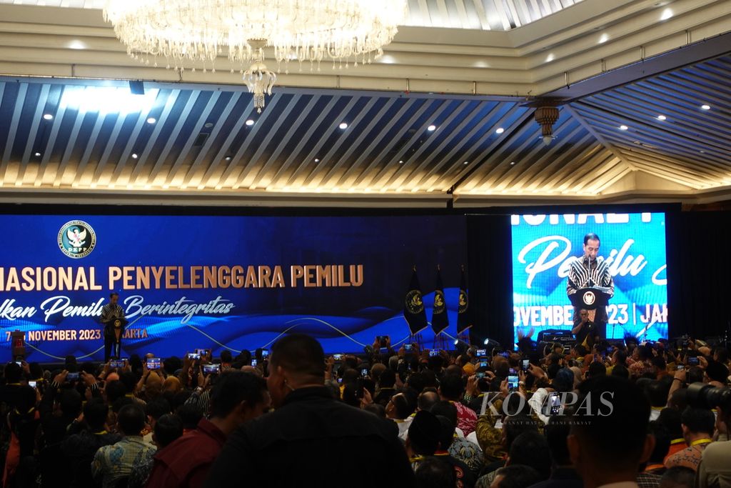 Presiden Joko Widodo memberikan sambutan pada peresmian pembukaan Rapat Koordinasi Nasional Penyelenggara Pemilu di Jakarta, Rabu (8/11/2023).