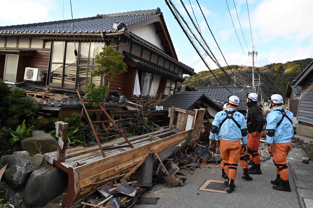 Regu penyelamat memeriksa permukiman yang rusak di Wajima, Prefektur Ishikawa, Selasa (2/1/2024).  Sebagian Jepang diguncang gempa pada Senin (1/1/12024) sore.