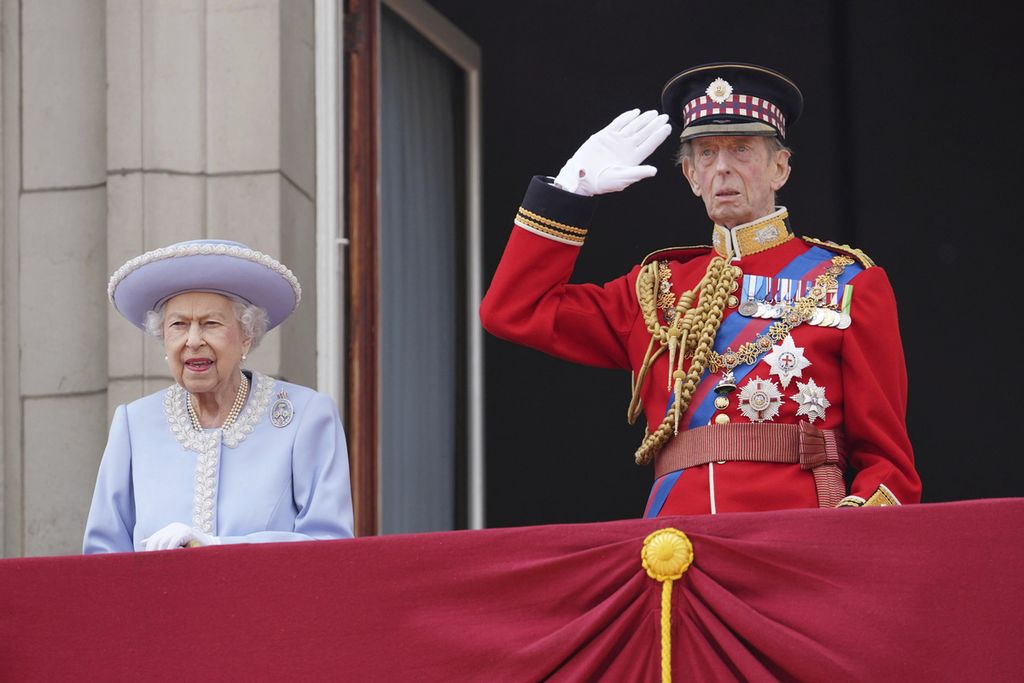 Ratu Inggris Elizabeth II dan the Duke of Kent menyaksikan dari balkon Istana Buckingham seusai upacara Trooping the Color di London, Inggris, Kamis (2/6/2022). 