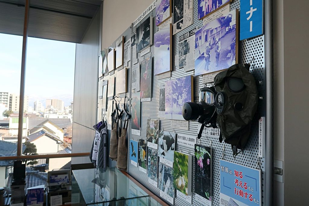 Sejumlah peralatan liputan dan foto bersejarah milik surat kabar lokal <i>Shinano Mainichi Shimbun</i> atau<i> Shinmai</i>, di Nagano, Jepang, Jumat (17/2/2023).
