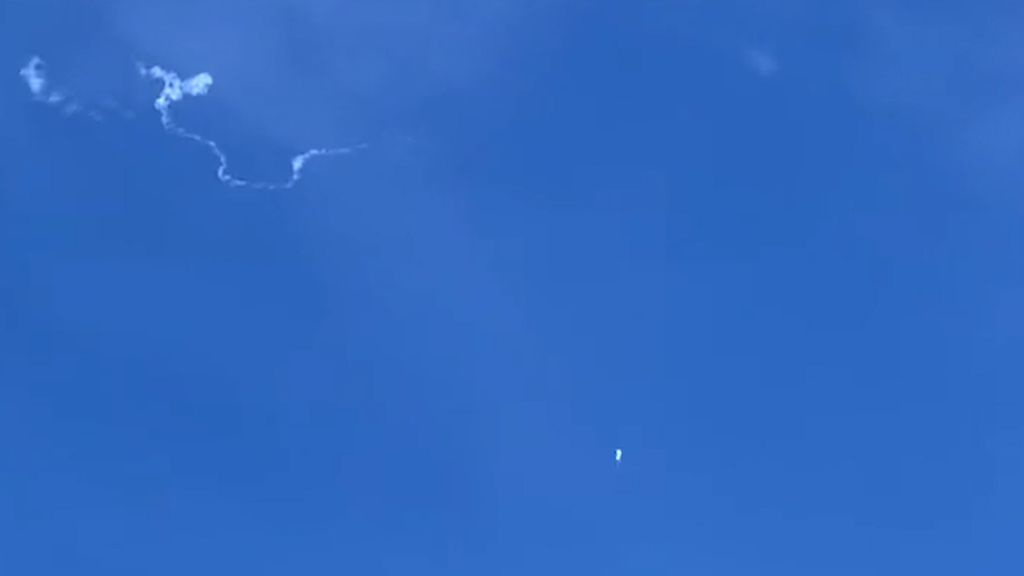 Gambar yang diambil dari telepon seluler milik Haley Walsh di Myrtle Beach, Carolina Selatan, menunjukkan balon udara yang diduga sebagai pesawat mata-mata China tertembak jatuh pada Sabtu (4/2/2023).  