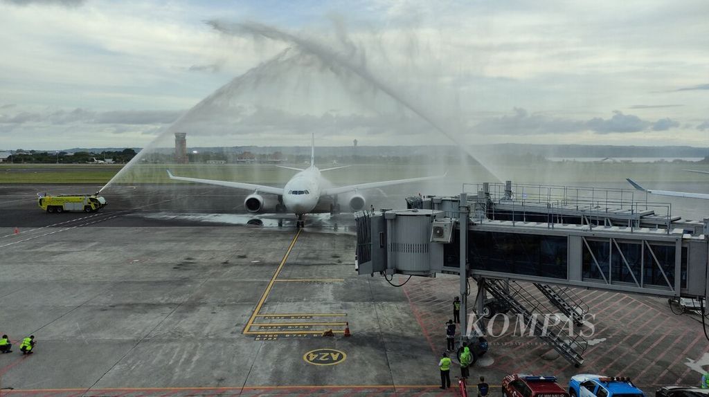 Pesawat Garuda Indonesia penerbangan dari Seoul, Korea Selatan, disambut dengan tradisi water salute setibanya di Bandara Internasional I Gusti Ngurah Rai, Badung, Bali, Minggu (4/12/2022).