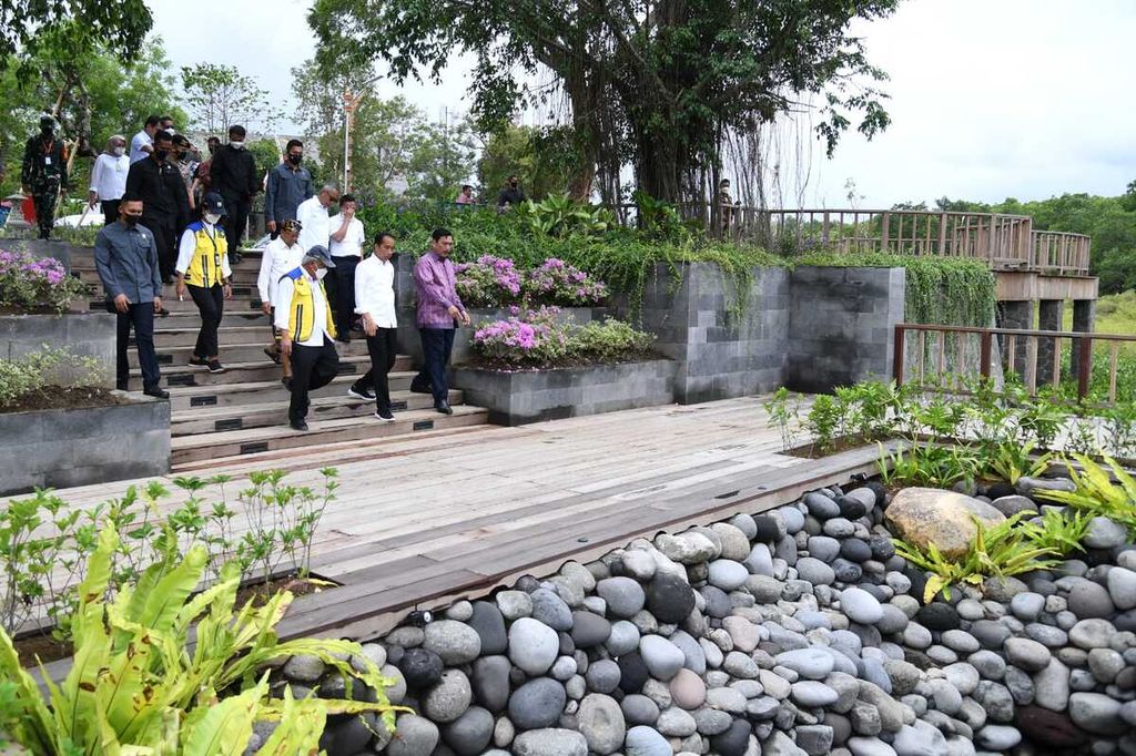 Presiden Joko Widodo bersama para menteri meninjau sejumlah fasilitas yang akan digunakan dalam KTT G20 Bali 2022, Kamis (6/12/2022).