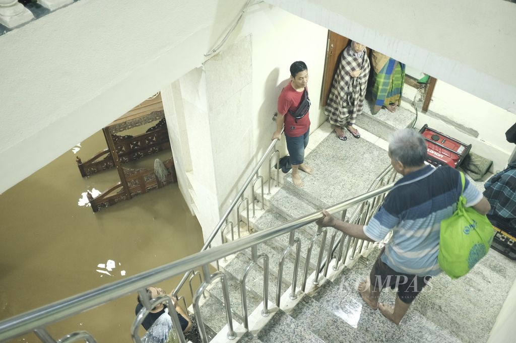Penampakan lantai dasar Masjid Jami Ittihadul Ikhwan di Kampung Melayu, Jatinegara, Jakarta Timur, saat tergenang banjir pada Senin (7/2/2021). Malam itu, warga mengungsi di lantai dua masjid.