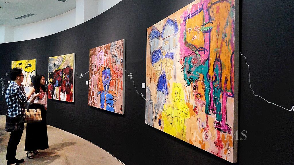 Pengunjung menikmati lukisan dalam pameran tunggal Nana Tedja,  Tumbuh Akar, di Artspace, G3, Art :1 di kawasan Rajawali Selatan Raya, Gunung Sahari, Jakarta Pusat, Rabu (21/3) lalu.