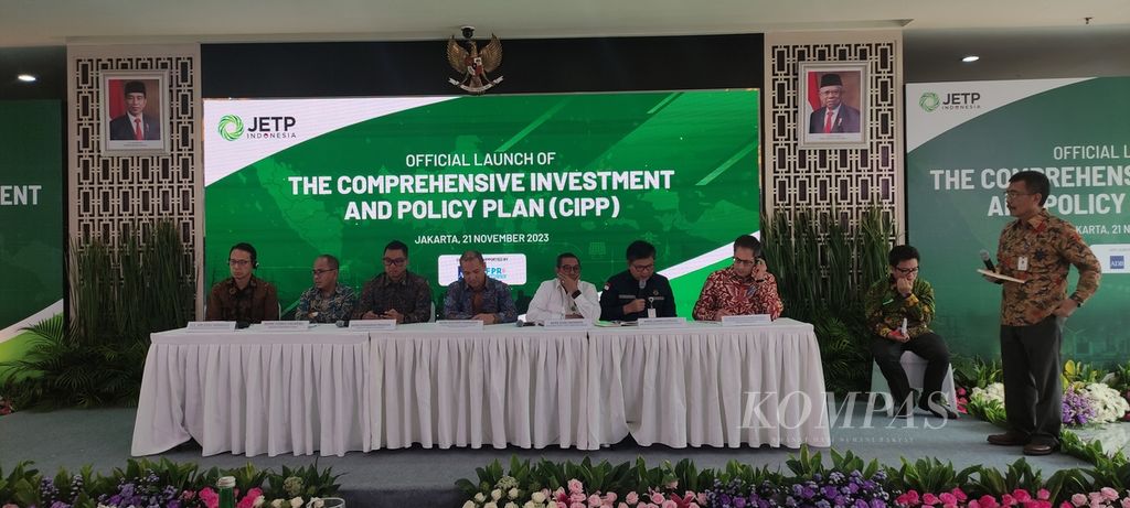 Rencana investasi atau Comprehensive Investment and Policy Plan Just Energy Transition Partnership (JETP) diluncurkan di Kementerian Energi dan Sumber Daya Mineral, Jakarta, Selasa (21/11/2023). JETP ialah komitmen pendanaan 21,5 miliar dollar AS dari negara-negara maju dan swasta.