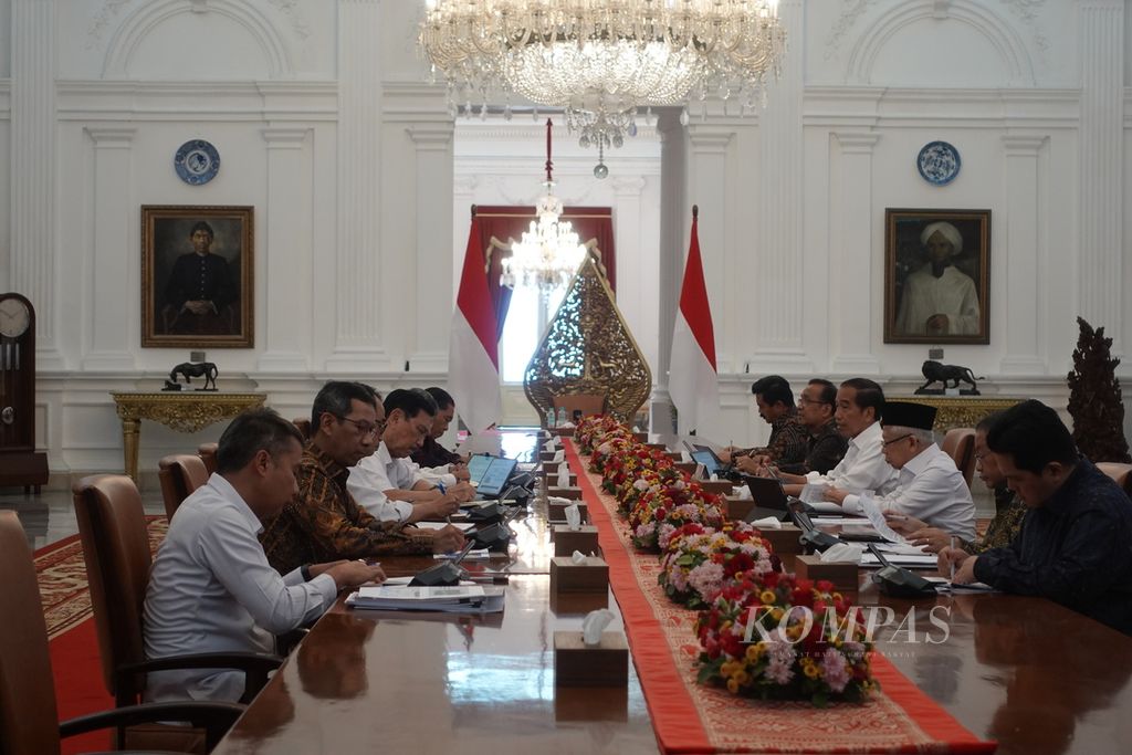 Presiden Joko Widodo memberikan pengantar rapat terbatas terkait integrasi moda transportasi publik di Istana Merdeka, Jakarta, Rabu (27/9/2023).