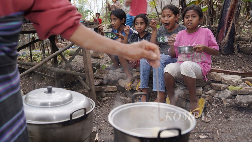 Anak-anak makan bubur sorgum campur jagung bose, labu pempung, ubi jalar, dan ayam kampung di Desa Taifob, Kecamatan Mollo Utara, Kabupaten Timor Tengah Selatan, NTT, Senin (7/8/2023). 