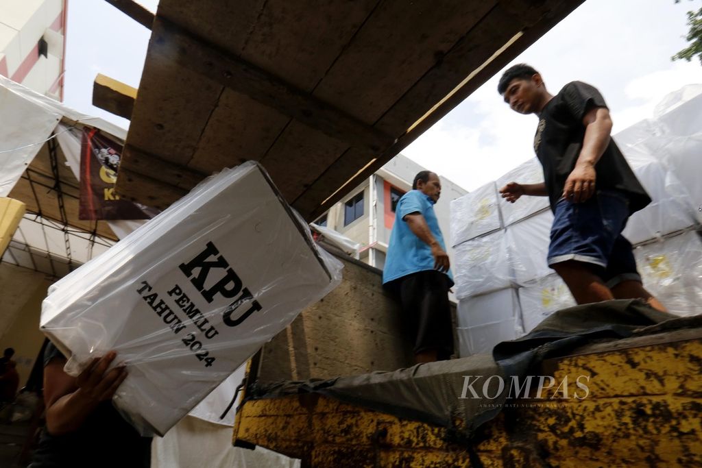 Petugas memasukkan logistik Pemilu 2024 ke dalam truk di gudang logistik Pemilu KPU Kota Tangerang Selatan di kawasan Serpong, Kota Tangsel, Banten, Kamis (1/2/2024). Logistik Pemilu 2024 ini akan dikirim ke Panitia Pemilihan Kecamatan (PPK) se-Kota Tangsel. Berdasarkan data situs KPU Kota Tangsel, pada Pemilu 2024 ini terdapat 3.033 TPS dengan jumlah pemilih 976.019.