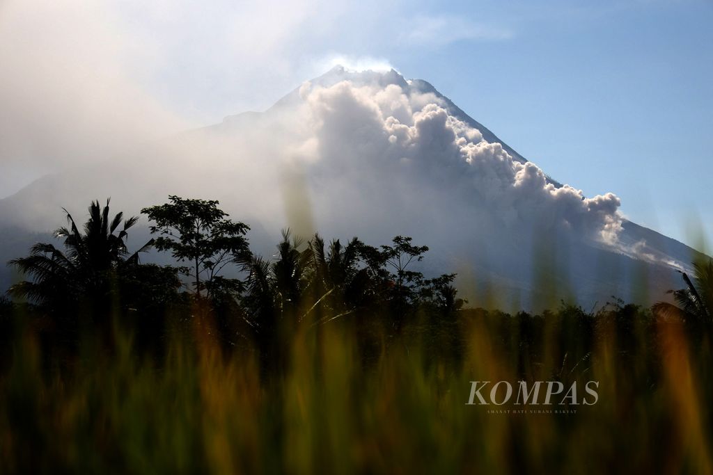 Erupsi Gunung Merapi terlihat dari Desa Krogowanan, Sawangan, Magelang, Jawa Tengah, Minggu (12/3/2023).