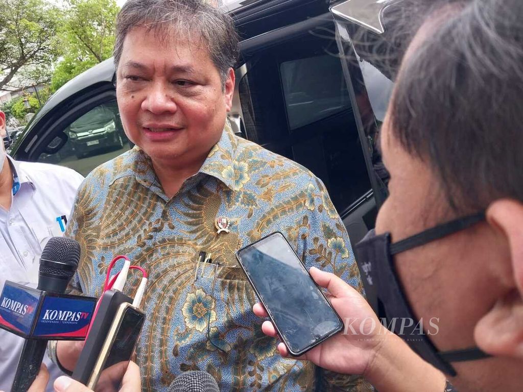 Menteri Koordinator Bidang Perekonomian Airlangga Hartarto memberikan keterangan di Kompleks Istana Kepresidenan, Jakarta, Senin (16/1/2023).