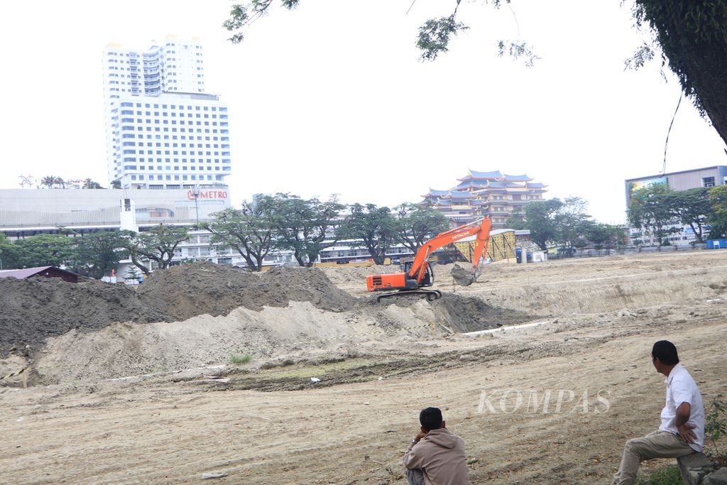 Alat berat ekskavator tampak menggali Lapangan Merdeka Medan untuk membangun gedung bawah tanah sebagai area parkir, museum, dan tempat komersial di Medan, Sumatera Utara, Kamis (6/4/2023). 