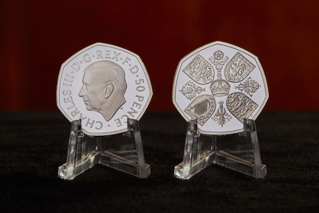 Foto yang dirilis Royal Mint diterima di London pada Kamis (29/9/2022) menunjukkan potret raja Inggris yang baru, Charles III terukir dalam mata uang 50 penny. Gambar raja dibuat oleh pematung Inggris, Martin Jennings.