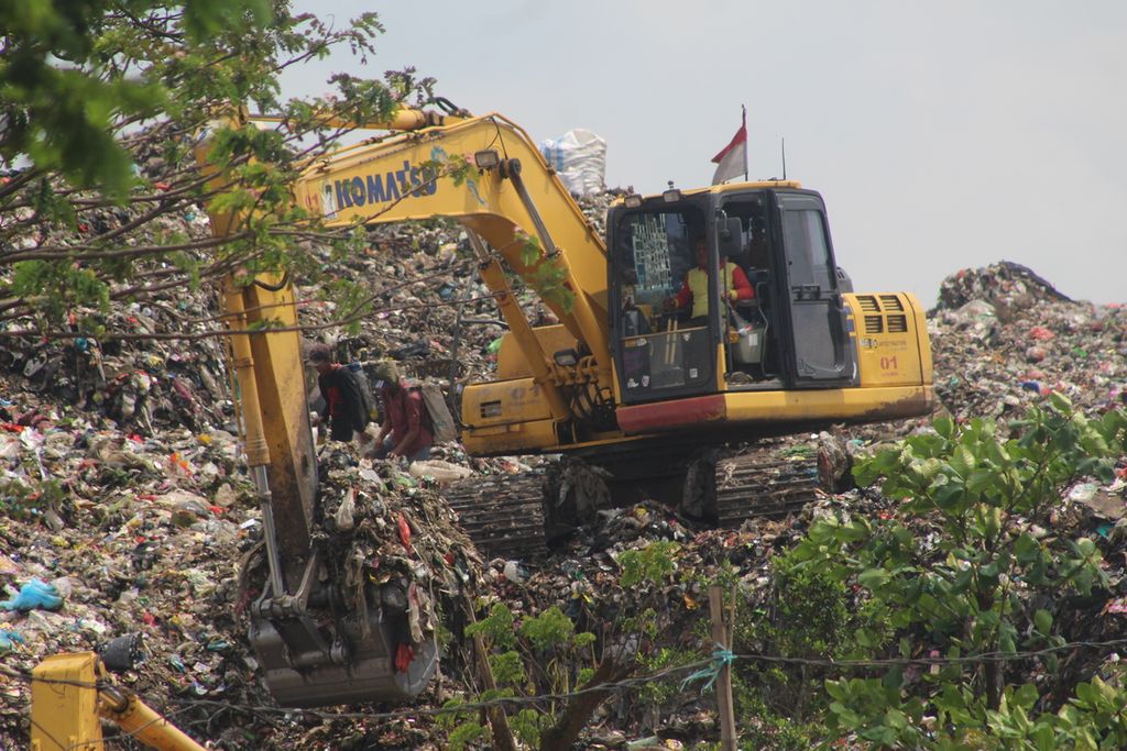 Activity at the Sukawinatan Palembang Final Processing Site, South Sumatra, Thursday (25/8/2022). This waste processing facility accommodates around 800 tons per day. The majority of the waste is household waste.