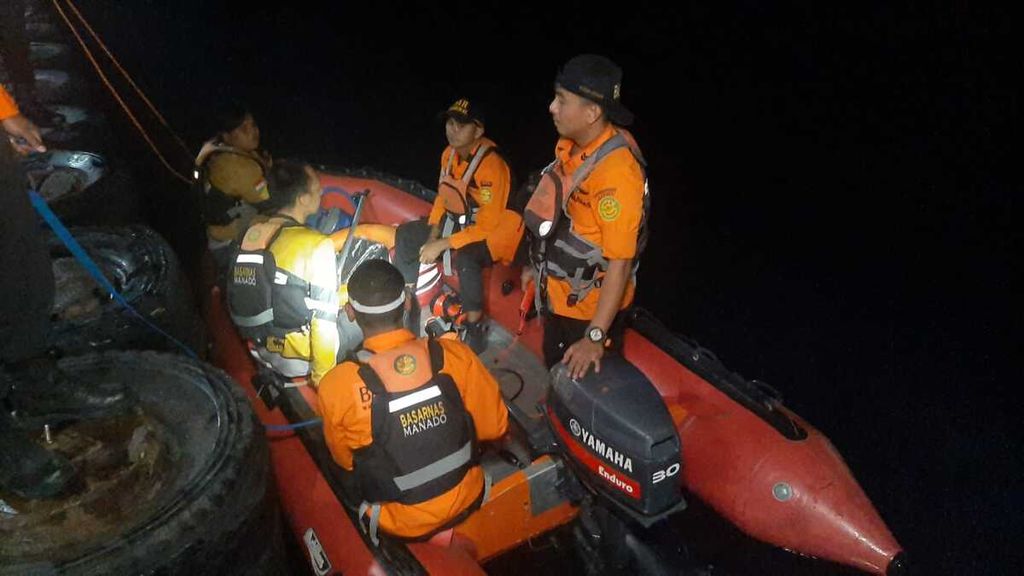Personel Kantor SAR Manado bersiap mencari jenazah Ilham Tampilang (7 bulan) yang hilang di perairan Selat Lembeh, Bitung, Sulawesi Utara, Selasa (8/3/2022).