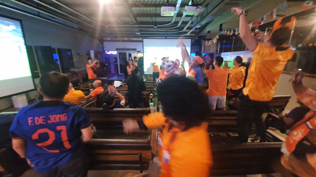 Suporter Belanda, Oranje Indonesia, berdiri dan berteriak merayakan gol Cody Gakpo ke gawang Senegal saat nonton bareng pertandingan Belanda vs Senegal di Triboon Hub, Jakarta, Senin (21/11/2022).