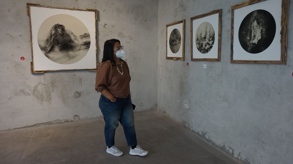 Pengunjung menikmati foto-foto karya artis visual Bernadette Godeliva Fabiola Natasha alias Kaze Kazumi yang sedang dipamerkan di Visma Art Gallery, Surabaya, Jawa Timur. 