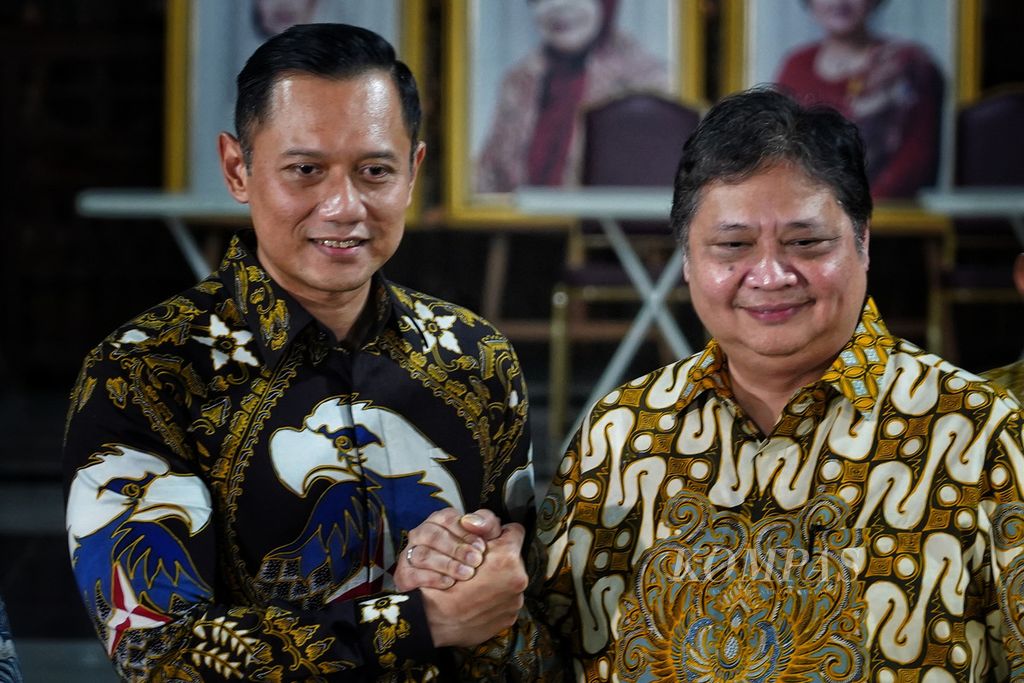 Ketua Umum Partai Demokrat Agus Harimurti Yudhoyono (kiri) bersalaman dengan Ketua Umum Partai Golkar Airlangga Hartarto di Cikeas, Kabupaten Bogor, Jawa Barat, Sabtu (29/4/2023). 