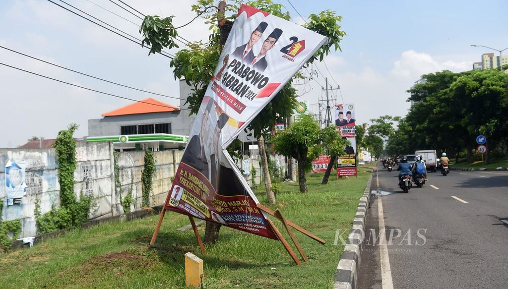 Tampak kayu penyangga spanduk salah satu calon anggota legislatif patah, Jumat (29/12/2023), di Surabaya.