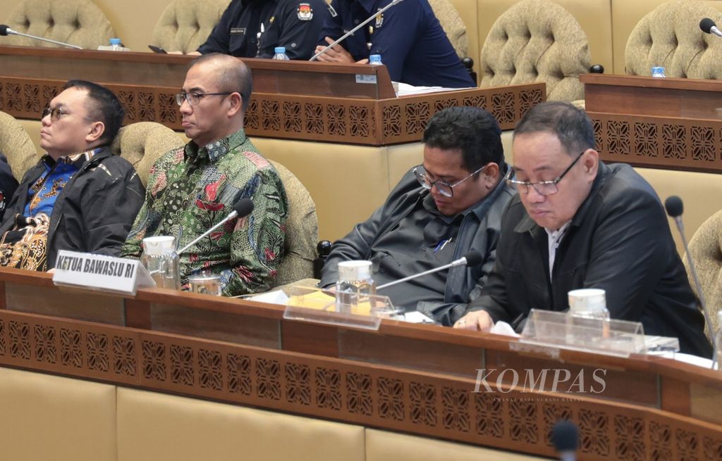 Ketua Komisi Pemilihan Umum (KPU) Hasyim Asy’ari (dua dari kiri) didampingi komisioner KPU, Parsadaan Harahap (kiri), bersama Ketua Badan Pengawas Pemilu (Bawaslu) Rahmat Bagja (dua dari kanan) didampingi komisioner Bawaslu Herwyn J Malonda mengikuti rapat dengar pendapat dengan Komisi II DPR di Kompleks Parlemen, Senayan, Jakarta, Selasa (12/9/2023).