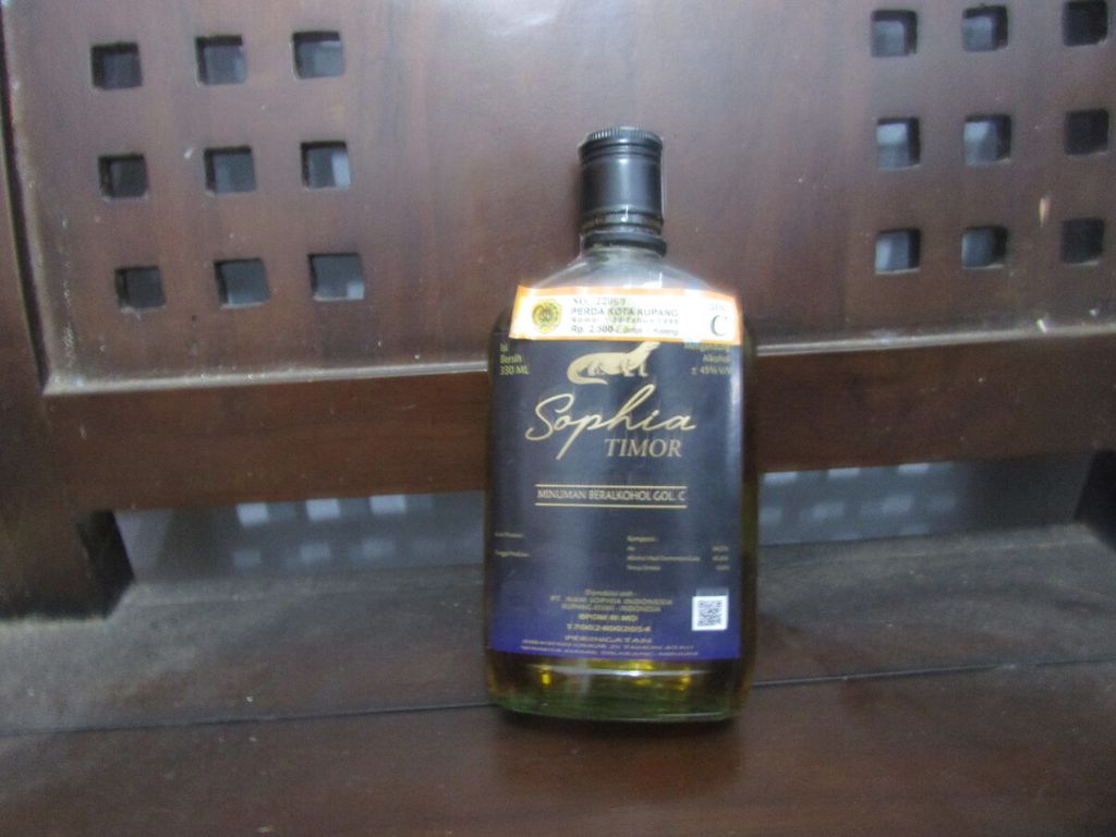 Sebotol minuman keras "Sophia", dengan alkohol 30 persen hasil karya dosen Undana Kupang. "Sophia" diproses dari minuman sopi atau arak di Kupang, Rabu (23/11/2022). Hasil penelitian ini atas permintaan Pemprov NTT.