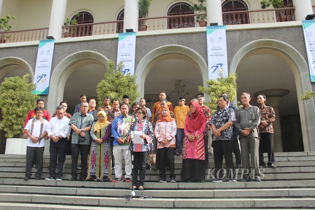 Para rektor dan pimpinan perguruan tinggi di Daerah Istimewa Yogyakarta (DIY) menghadiri pembacaan seruan moral terkait dengan Pemilu 2024, Sabtu (17/9/2022) sore, di depan Balairung Universitas Gadjah Mada (UGM), Kabupaten Sleman, DIY. 