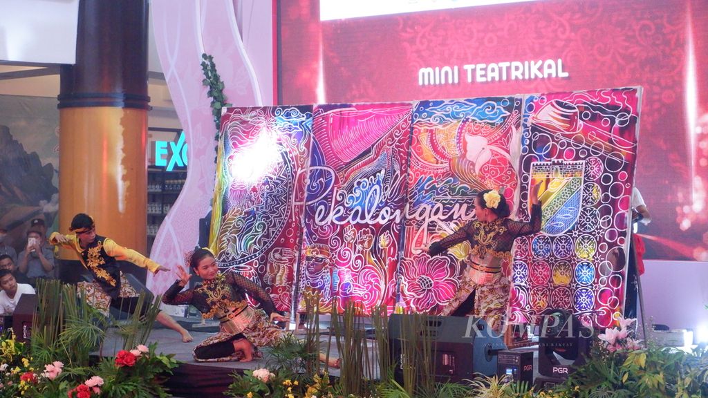 Pertunjukan mini teatrikal pada pembukaan UKM Dekranasda Jateng Expo 2023 di Duta Mall, Banjarmasin, Kalimantan Selatan, Jumat (28/7/2023). 