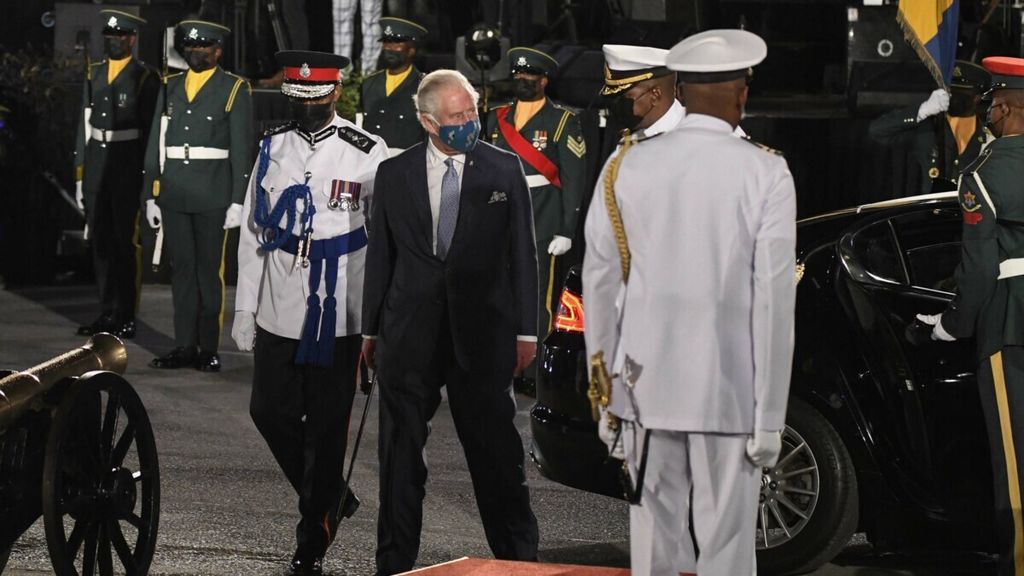 Pangeran Charles yang mewakili Ratu Ratu Elizabeth tiba untuk menghadiri upacara pelantikan presiden dan pendeklarasian Barbados sebagai Republik di Heroes Square, Bridgetown, Barbados. Charles mengatakan, Istana Buckingham mendukung keputusan rakyat Barbados untuk menjadi republik.  