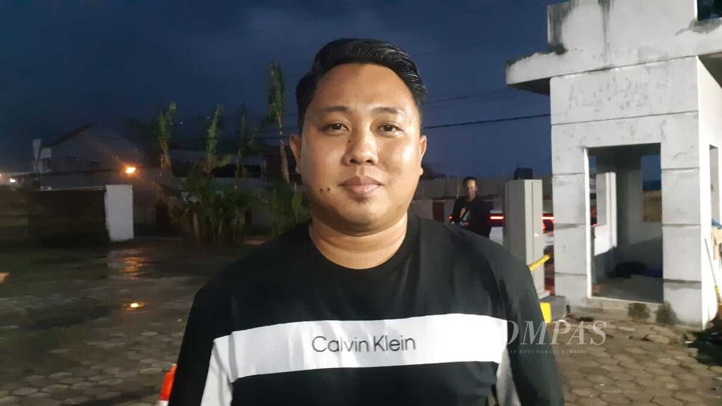 General Manager Braga Hotel Krisdian Decky Gunadi memberikan keterangan pers di Sokaraja, Banyumas, Jawa Tengah, Sabtu (27/4/2024) malam.
