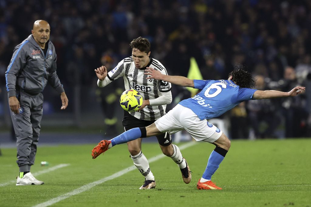 Aksi pemain Juventus, Federicho Chiesa (kiri), dan pemain Napoli, Mario Rui, dalam pertandingan Liga Italia antara Napoli dan Juventus di Stadion Diego Maradona di Napoli, Sabtu (14/1/2023). Napoli mengalahkan Juventus, 5-1. 