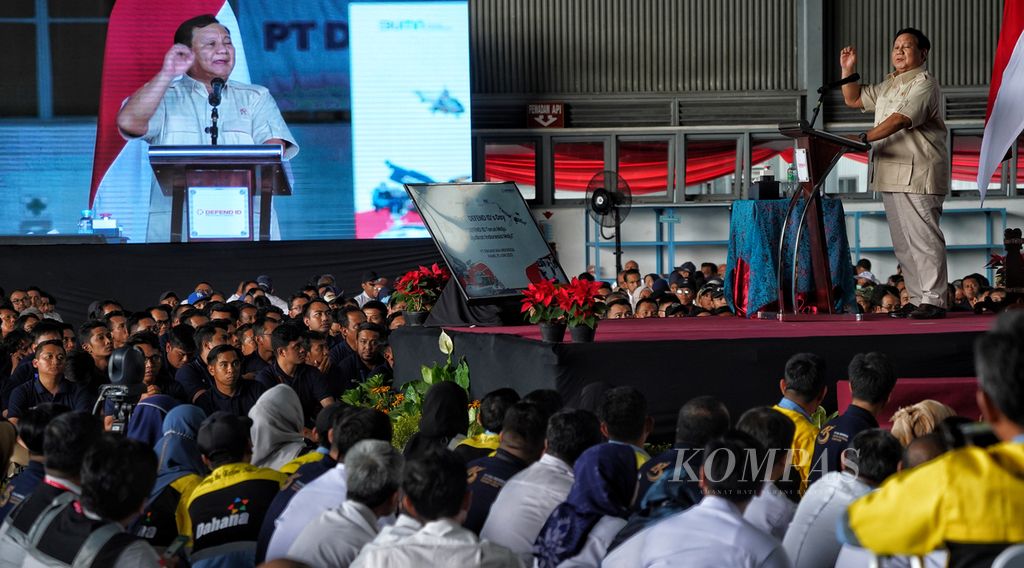 Menteri Pertahanan Prabowo Subianto menyampaikan pidatonya pada acara The 1 Defend ID’s Day di hanggar PT Dirgantara Indonesia, Bandung, Jawa Barat, Kamis (15/6/2023). Acara ini menjadi perayaan satu tahun bergabungnya lima perusahaan industri pertahanan di Indonesia dalam satu induk Defend ID.  