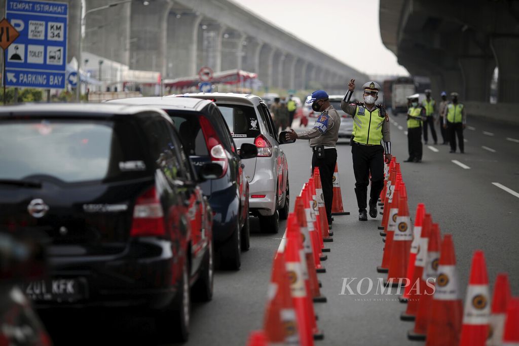 Polisi mengarahkan kendaraan pribadi untuk menjalani pemeriksaan acak tes cepat antigen dalam Operasi Kepolisian Terpusat Ketupat Jaya 2021 di Tol Cikampek Km 34 B, Cibatu, Kabupaten Bekasi, Jawa Barat, Minggu (16/5/2021). 