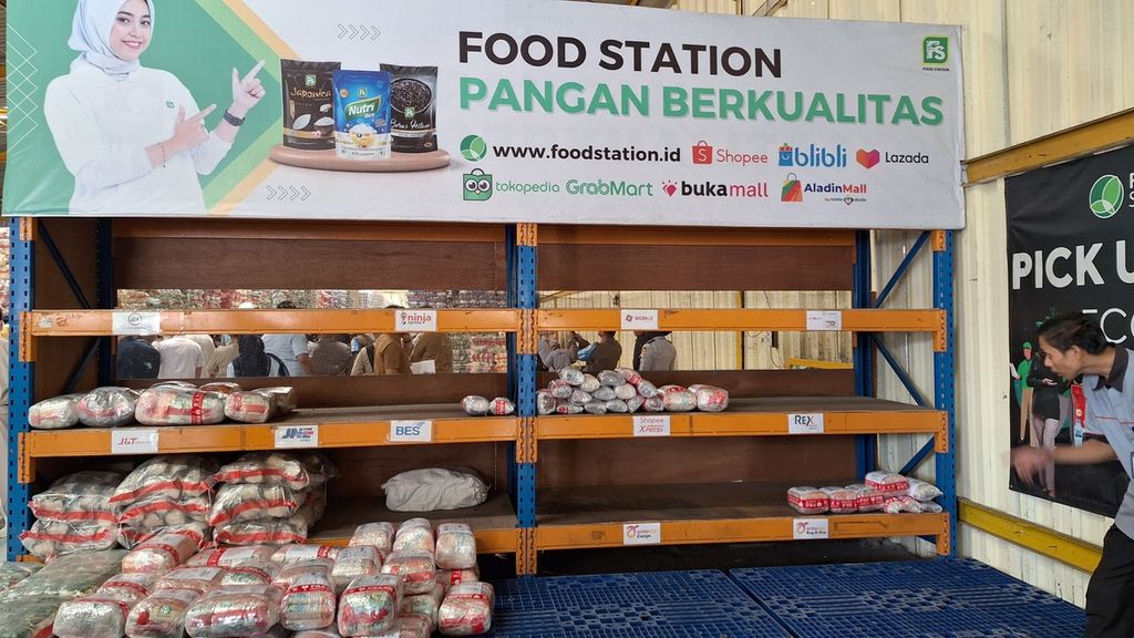 PT Food Station Tjipinang Jaya di Kompleks Pasar Induk Beras Cipinang, Jakarta Timur, Senin (21/10/2024).