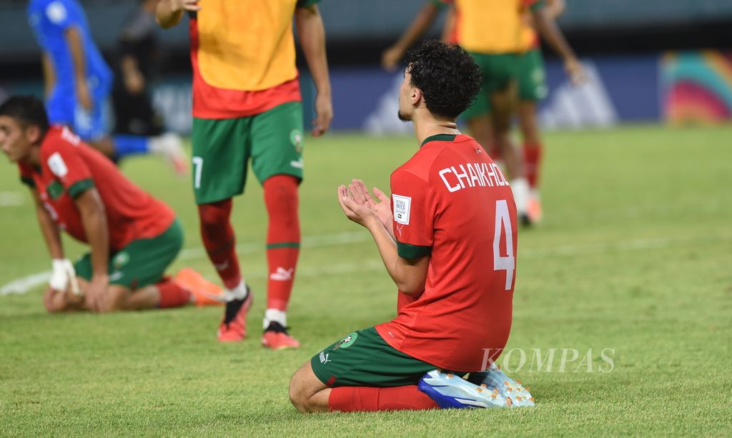 Pemain Maroko berdoa seusai mengalahkan Indonesia dalam laga penyisihan Grup A Piala Dunia U-17 2023 di Stadion Gelora Bung Tomo, Surabaya, Kamis (16/11/2023). Indonesia kalah 1-3.