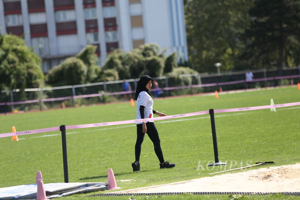 Sprinter difabel klasifikasi T42, Karisma Evi Tiarani, berlatih di lapangan latihan yang terletak di Ville De Saint-Ouen, Paris, Perancis, Sabtu (24/8/2024). 